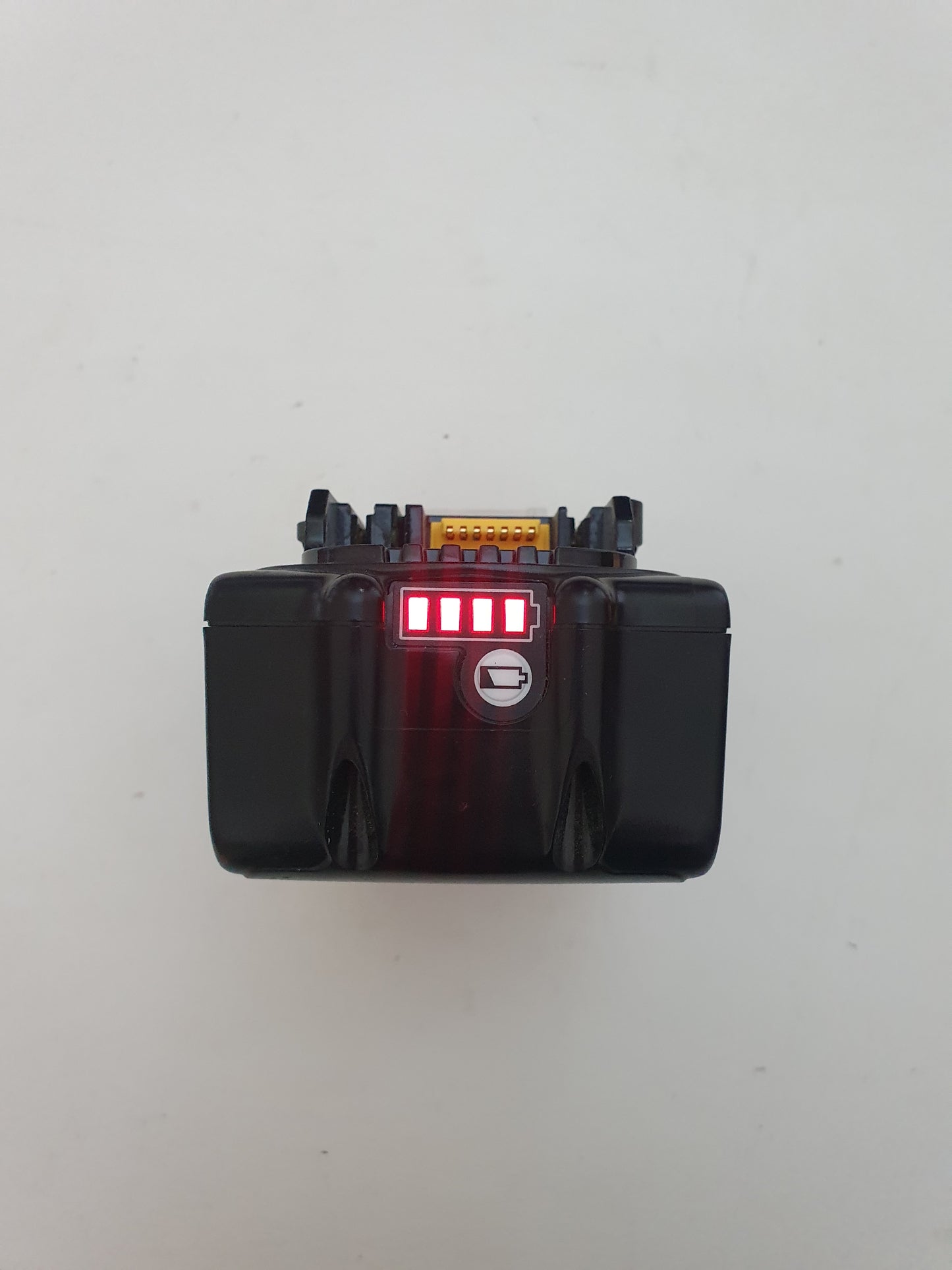 Makita LXT BL1850B 18V 5Ah Akku varaustilan näyttö