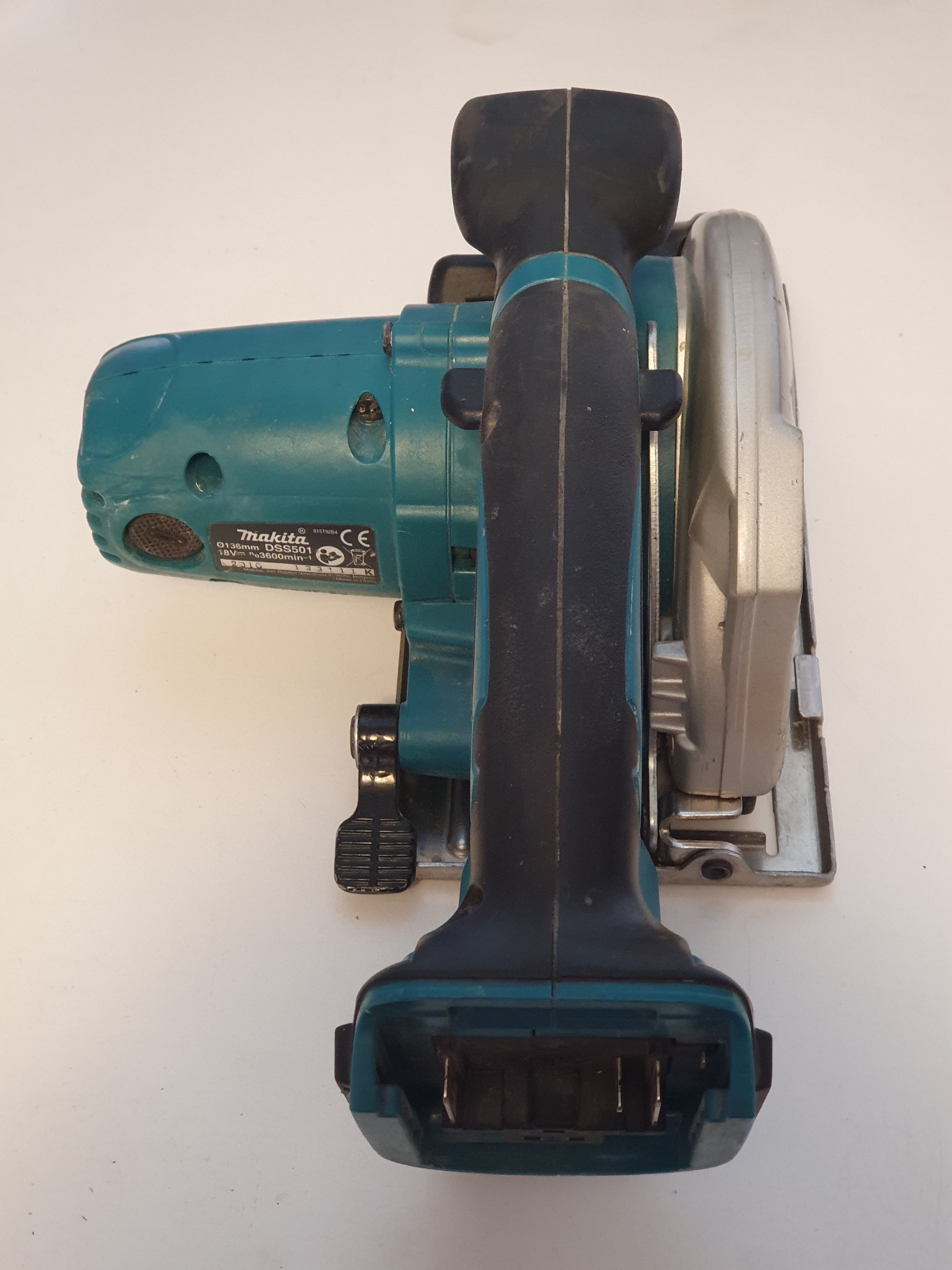 Makita Pyörösaha DSS501 takaa