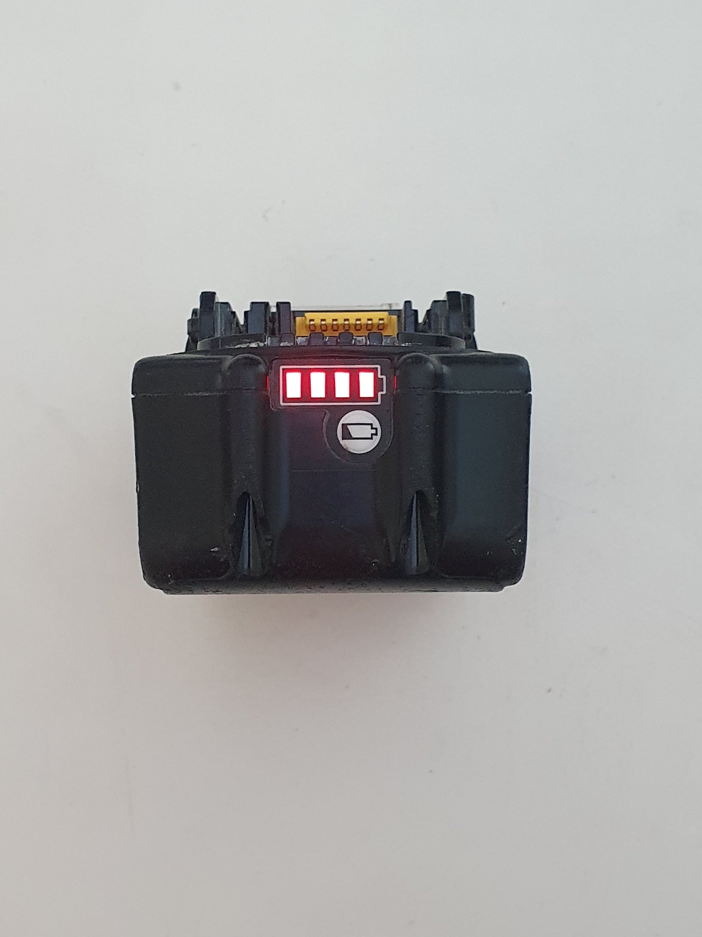 Makita LXT BL1860B 18V 6Ah Akku Varaustilannäytöllä